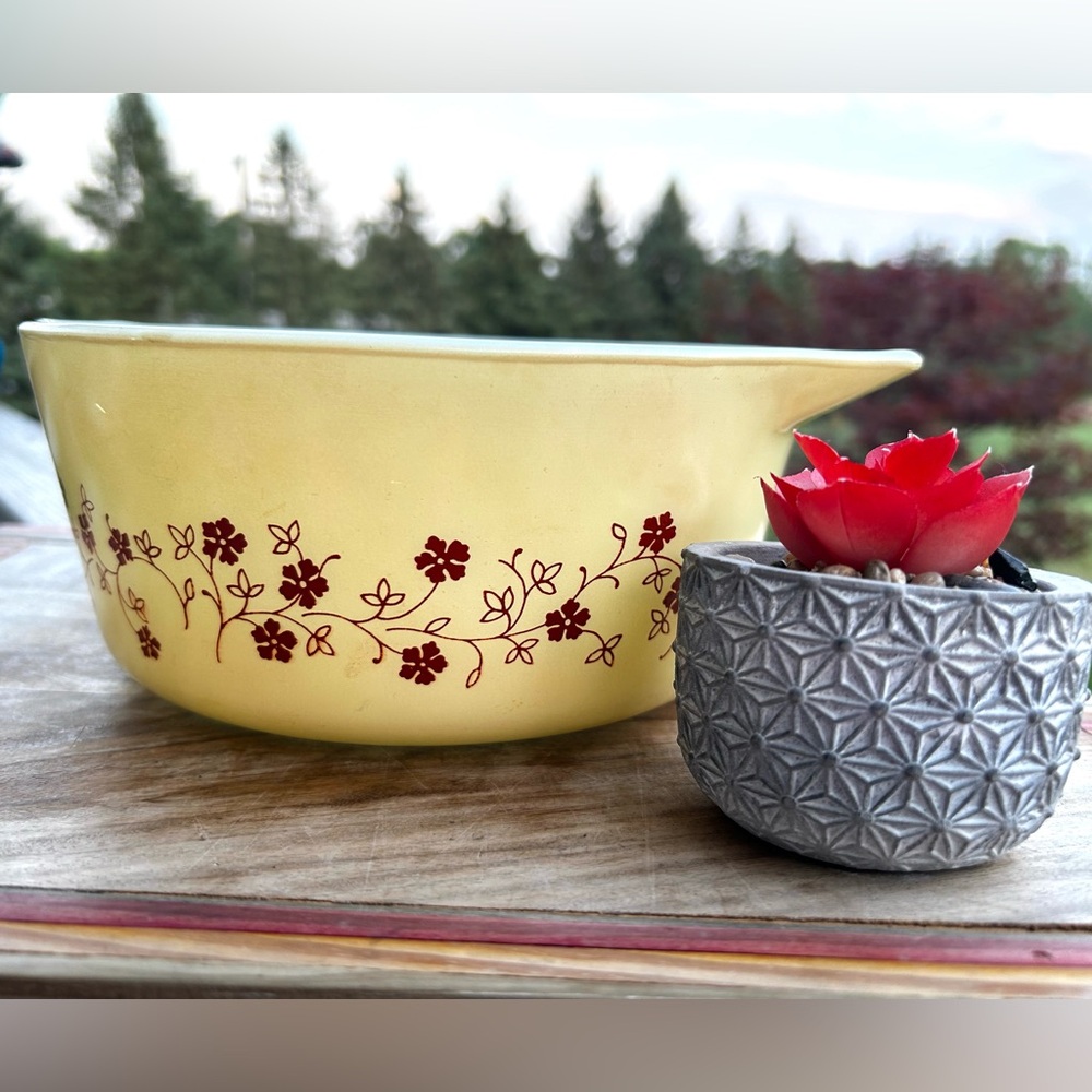 Vintage Pyrex Trailing Flowers 2.5 Quart Round Casserole Dish Vintage Pyrex